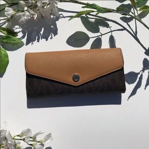 Michael Kors Carryall Wallet